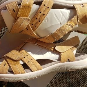 BNIB ♥️ Origins memory foam sandals